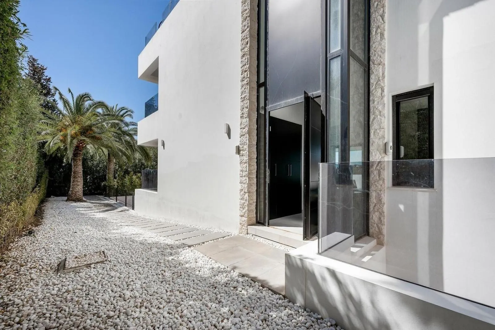 Luxury Villa With Breathtaking Views In Marbella By Lodgerstrip